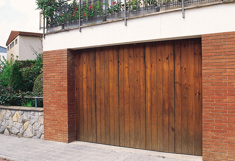 Herrajes, roldanas y rodamientos para puertas industriales de madera